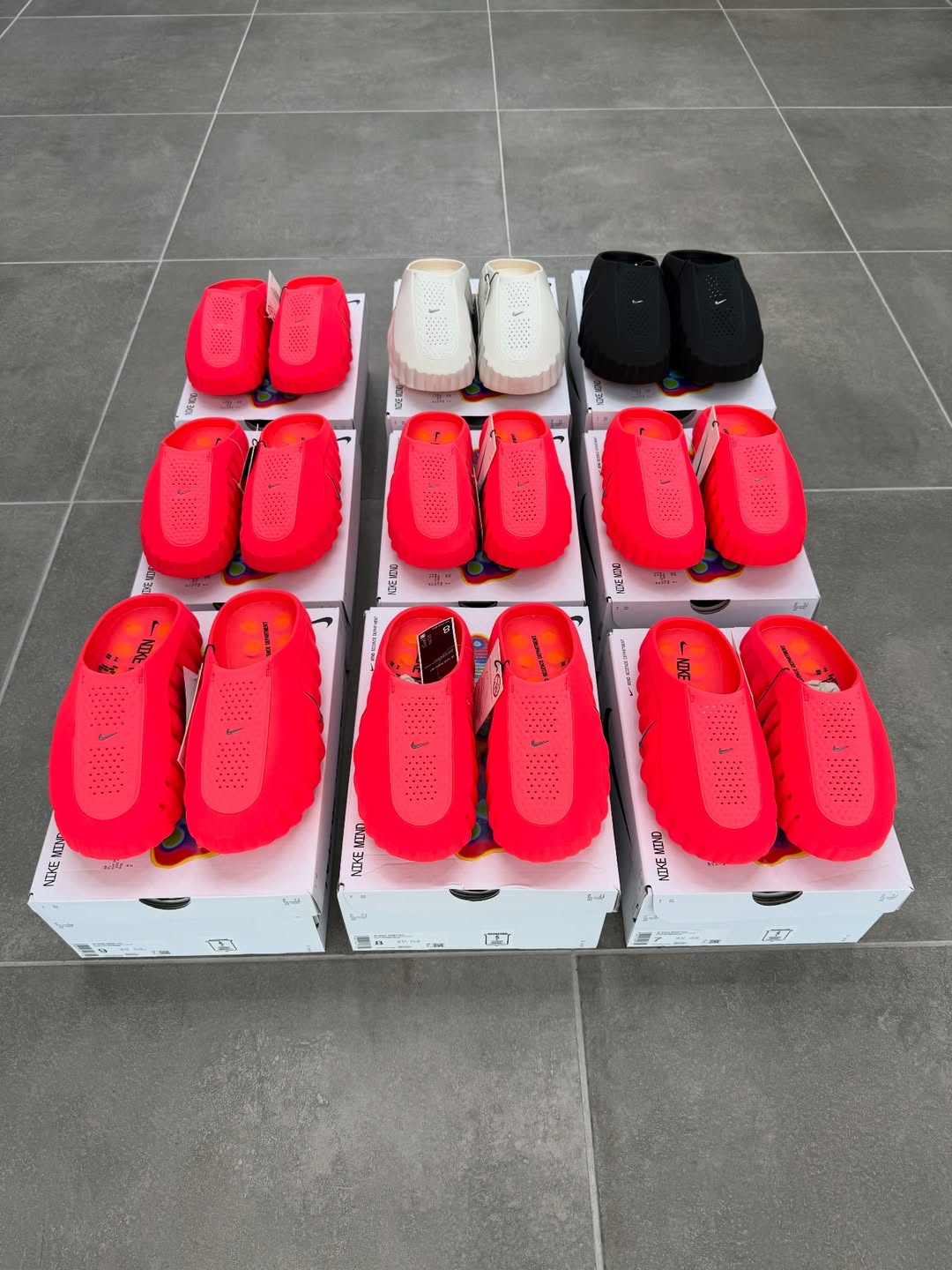 Nike Mind fotografiados sobre sus cajas en una publicación de The Legendz